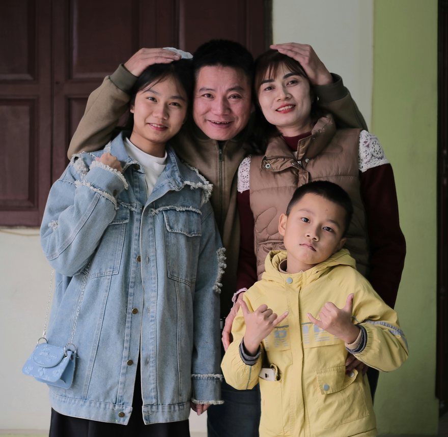 A multigenerational family together